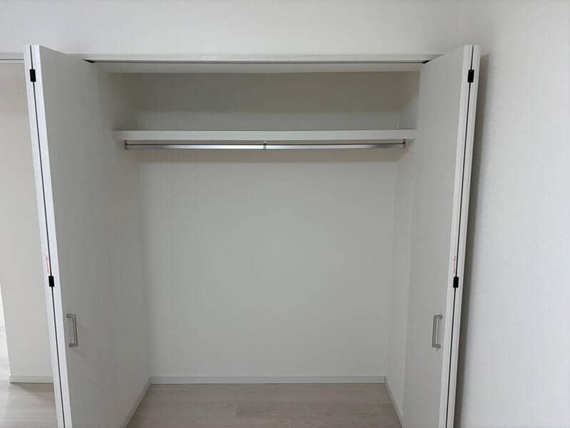 em_closet_inside_2